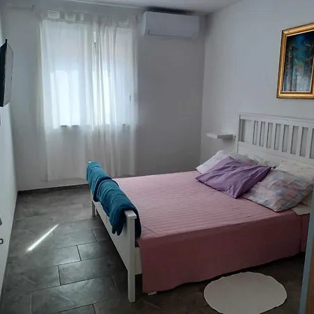 Pervan By The 3 Bedrooms Apartment Jezera