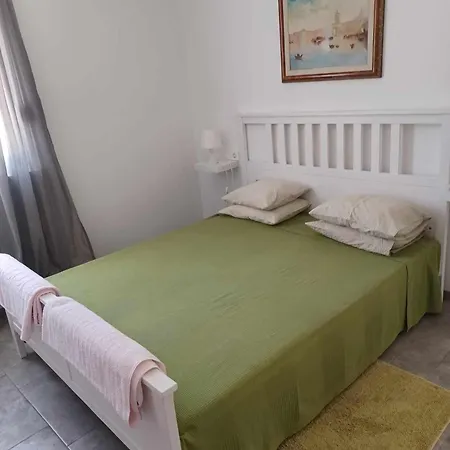 Pervan By The 3 Bedrooms Jezera